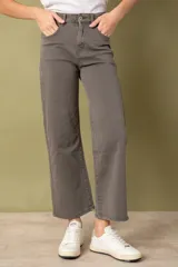 Pantalón de denim color gris topo, de corte ancho y tiro alto.
