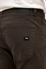 Pantalón de gabardina color marrón, con diseño de cinco bolsillos y corte recto de silueta clásica.