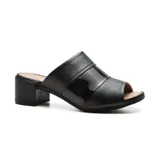 Sandalia de cuero color negro con diseño casual, taco cuadrado y tira ancha sobre el empeine.