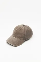 Gorra tipo baseball de color gris oscuro con efecto lavado, confeccionada en algodón con costuras reforzadas en la visera y ojales bordados.