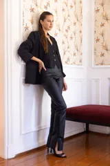 Pantalón negro de bengalina con corte floppy y aberturas en el ruedo.