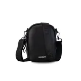 Bandolera de cuero sintético color negro, con doble cierre superior y correa de galón ajustable. Incluye un bolsillo interior de fácil acceso.