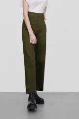 Pantalón de jean negro, de corte ancho y tiro alto, con ruedo deshilachado.