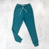Pantalón de jogging verde inglés de algodón sin felpa, con cintura elástica ajustable con cordón, bolsillos laterales y puños ajustados en los tobillos.