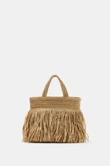 Bolso de mano de efecto trenzado color beige, con detalle de flecos en el cuerpo, doble asa de mano y cierre mediante clip metálico.