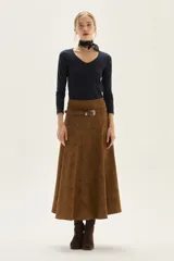 Remera de manga larga color marrón, con escote en V y calce al cuerpo.