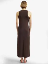 Vestido midi marrón con escote halter cruzado y detalle metálico circular en el frente. Confeccionado en mezcla de poliéster y elastano, de caída fluida y líneas minimalistas.