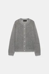 Chaqueta de punto gris con mezcla de lana, cuello redondo y manga larga. Cierre frontal con botones nacarados.