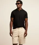 Bermuda cargo de algodón color blanco, con bolsillos laterales y traseros, cierre con botón y cremallera.