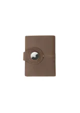 Porta pasaporte y billetera de cuero color marrón con cierre de tira y broche a presión. Presenta un diseño rectangular con costuras decorativas horizontales y un sutil logo grabado en la esquina inferior derecha.