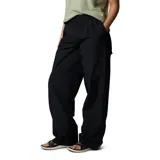 Pantalon de corte holgado y estilo retro, confeccionado en tela técnica con acabado repelente al agua y manchas. Presenta cintura elástica con ceñidor interior, bolsillos laterales y aberturas laterales reforzadas en las perneras para mayor transpirabilidad.