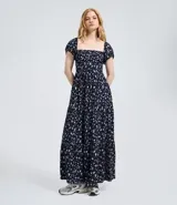 Vestido midi de viscosa con estampado floral liberty, escote recto, mangas cortas abullonadas y falda fluida con caída leve.