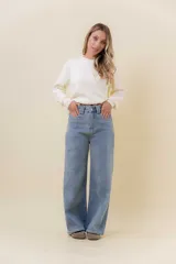 Jean de corte wide leg y tiro alto, con diseño de pierna amplia y holgada. Presenta un acabado en denim con ligero desgaste, cintura definida con presillas, bolsillos frontales y cierre con botón metálico.