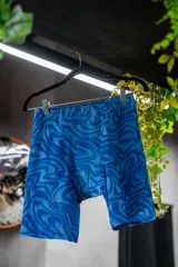 Calza corta deportiva azul con estampado abstracto en tonos celeste.