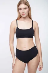 Bombacha tiro alto color negro, confeccionada en microfibra suave y elástica, con fundillo de algodón.