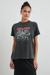 Remera negra de algodón con cuello redondo y mangas cortas. Estampado frontal con la leyenda "Rails Paris" y un dibujo de la ciudad de París.