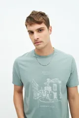 Remera azul con estampa de un dibujo arquitectónico de la ciudad de Budapest y la marca Brookshield.