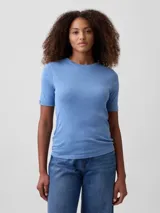 Remera blanca de manga corta y cuello redondo, confeccionada en modal de corte ajustado.