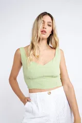 Top corto color verde menta, con escote corazón y tirantes anchos. Presenta un diseño ajustado en el torso y escote pronunciado en la espalda.