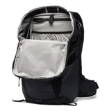 Mochila Columbia Triple Canyon color negro, diseñada para senderismo, con capacidad de 24 litros, panel trasero de malla transpirable, tirantes acolchados, cinturón ajustable, funda impermeable y compartimento compatible con hidratación.