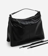 Cartera tipo hobo de gran tamaño confeccionada en poliuretano color negro, con acabado liso y brillante. Presenta un diseño de media luna con cierre superior de cremallera, correa de mano fija y asa larga desmontable. Incluye un detalle de cremallera lateral que permite expandir su capacidad interna.