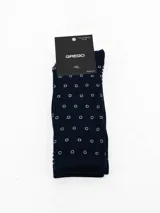 Pack de dos pares de medias de caña media. Un par es de color negro liso y el otro par es de color gris con estampado de círculos horizontales.