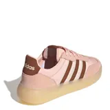 Championes urbanos Adidas modelo Barreda Decode, color rosado con detalles en marrón bronce. Presentan una combinación de texturas en gamuza y material sintético, con las icónicas tres tiras laterales y suela de goma traslúcida.