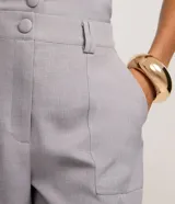 Short sastre de cintura alta, color gris, de corte recto y confeccionado en tejido de crepé. Presenta doble trabilla en la cintura y bolsillos simulados.