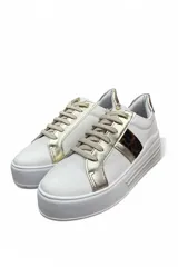 Championes blancos Euroteens con plataforma, detalles metalizados dorados en los ojales y talón, franja lateral con estampado animal print tipo leopardo y cordones beige.