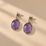 Aros colgantes de plata 925 con piedra amatista tallada de forma ovalada.