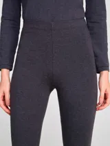 Calza larga gris de cintura alta, modelo skinny.