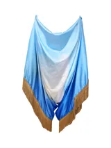Conjunto de tres piezas inspirado en la vestimenta tradicional uruguaya, compuesto por camisa, pantalón tipo chiripá y accesorio, confeccionado en tela satinada con estampado artístico sublimado en tonos azules y amarillos, con terminaciones de flecos en color marrón.