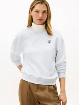Buzo de cuello redondo en color celeste claro, con corte regular y mangas largas. Presenta un logo bordado en el pecho y puños acanalados.