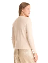 Buzo de tejido fino color beige, con cuello redondo decorado con apliques de brillos y mangas largas.