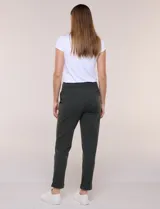 Pantalón jogger verde militar de Zac & Rachel, con pretina ancha elastizada, lazo de ajuste, bolsillos inclinados en la delantera y dobladillo en los ruedos.