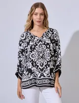 Blusa estampada marca Ruby Rd, con escote en V y lazo de ajuste. Manga raglán amplia.