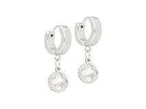 Par de caravanas tipo aro de acero plateado con dije colgante redondo con forma de trébol de cuatro hojas y lámina de acrílico blanca.