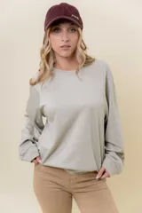 Buzo de manga larga color verde claro, con cuello redondo y calce relajado.