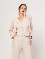 Pantalón negro de lino, tiro alto, corte palazo, con elástico en la pretina trasera, cierre delantero y broche interno. Tiene bolsillos laterales, dobladillo invisible y tajos a los costados.