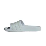 Ojotas Adidas modelo Adilette Aqua, color blanco con las icónicas tres bandas en tono iridiscente. Diseño slip-on con plantilla Cloudfoam para mayor amortiguación y material de secado rápido.