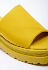 Sandalia color beige con tira ancha sobre el empeine y plataforma de 5 cm de alto.