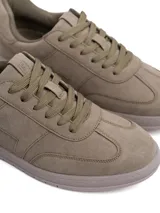 Championes urbanos modelo Mosca, confeccionados en ecogamuza color verde militar con cordones al tono y suela de goma liviana.