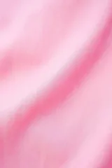 Short corto color rosa chicle, con bolsillos laterales, pretina con elástico y terminaciones en cobre insignia de la marca. El tejido lino-tencel es ideal para conseguir un look atemporal y natural.