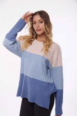 Buzo celeste de tejido de punto con bloques de color en celeste, azul y beige.