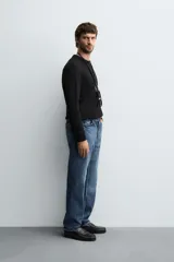 Jersey de corte regular fit, tejido en lana de origen italiano, con cuello redondo y manga larga. Presenta acabados en rib en puños y ruedo.