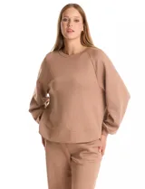 Buzo de corte holgado con sisa raglán y mangas largas con puños ajustados. Presenta un estampado sutil de animal print tono sobre tono y escote redondo a la base.