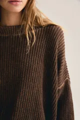 Sweater de punto grueso acanalado color marrón, de corte oversized con cuello redondo, mangas largas y diseño cropped.