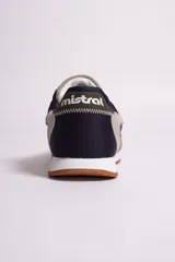 Championes urbanos de hombre, color azul marino con detalles en gris y suela marrón.