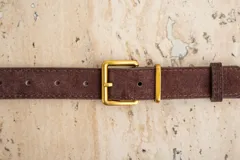 Cinto marrón de gamuza con hebilla cuadrada dorada.