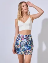 Falda corta con short interno, de gabardina elastizada con estampado floral en tonos celeste y blanco.